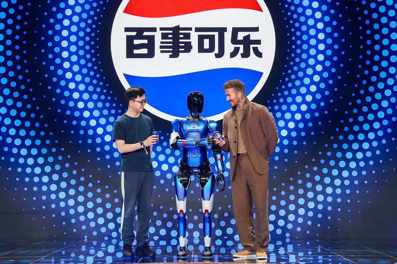 SS盛世集团机器人携手百事中国共创“百事蓝宝” 共燃渴望新章